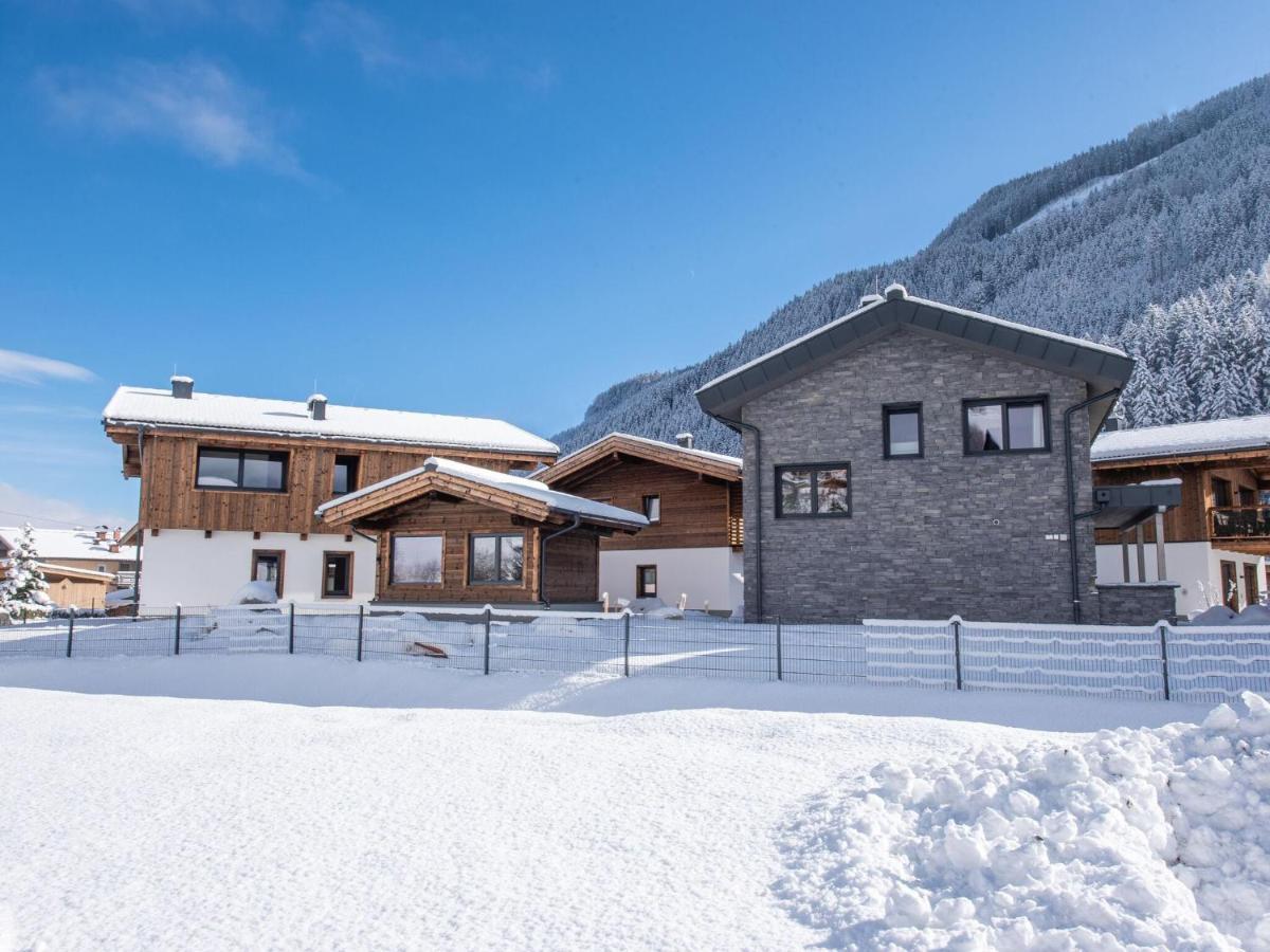 Apartment In Wald Im Pinzgau With A Carport Екстер'єр фото